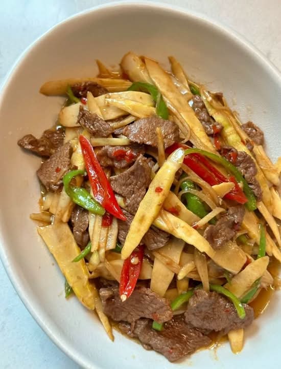 B28 Beef with Bamboo Shoot Tips 笋尖牛肉
